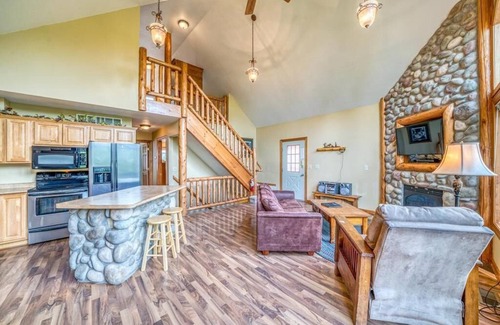 Biwabik Villa | Now Available! Comfortable 4 bed /3 bath lakeside villa close to the action