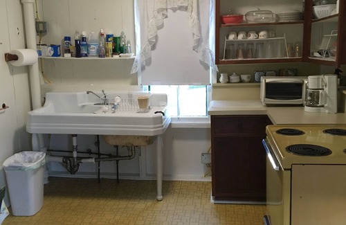 Westbrook Center Cottage | Now has TV + linens - Relaxing 4-bedroom cottage in Westbrook, CT at West Beach