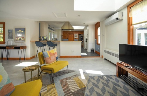 Casco House | *NOW ON SPECIAL* Exquisite Art-Filled Estate on Pleasant Lake