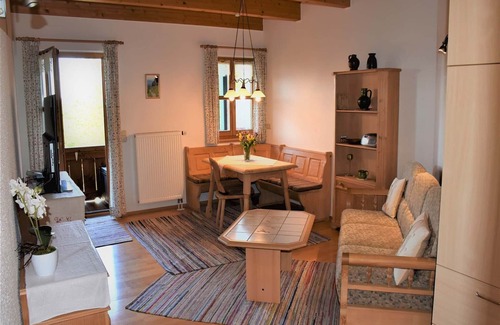 Bad Endorf Apartment | Nr. 4 Ferienwohnung, 42 qm Obergeschoss, 1 Separates Schlafzimmer