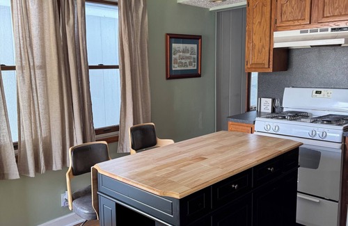 Westerville House | nTwo Bedroom Cottage House in Uptown Westerville