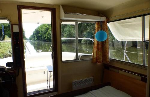 Luneau Boat Rental | nuitée insolite aux berges d'un canal tranquille