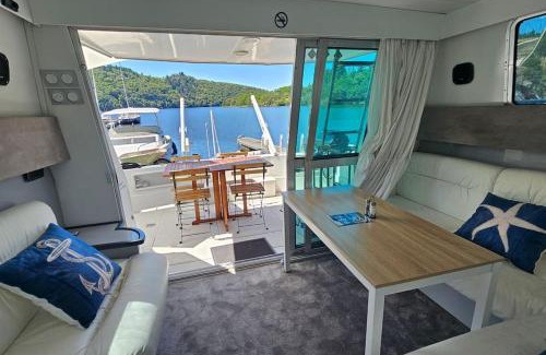 Vals d'Aix et Isable Boat Rental | Nuits insolites sur un bateau 12m en pleine nature
