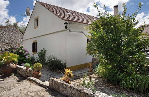 Porto de Mos Apartment | Null 'Casa Do Largo - Piso 1' with Shared Terrace, Shared Garden and Wi-Fi