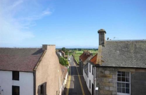 Leven Apartment | Number Twenty Six - 2 miles from Elie Beach - 15mins to St Andrews
