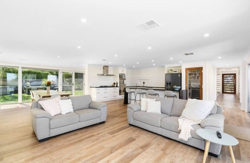 Brucedale House | Nunkeri: A Country Oasis overlooking Wagga Wagga