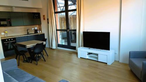 Milan Apartment | Nuovo Loft con terrazzo Navigli M2 IEO Humanitas Ice Skating Arena