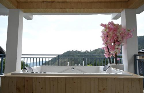 Mussoorie House | Nuri By The Hills Mountain Retreat with Jacuzzi