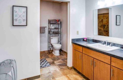 Rochester Apartment | NY Style Centric Loft with King Bed by Park av