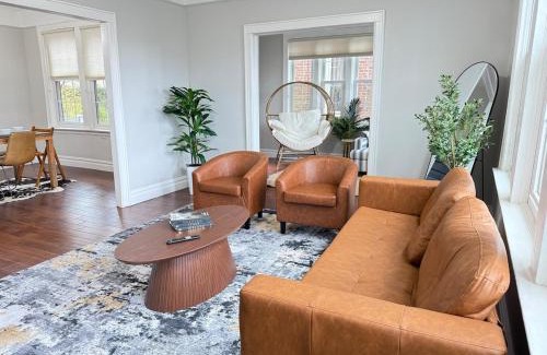 North Side Apartment | NYC in 30 min 3 King Beds Patio WD Sunroom