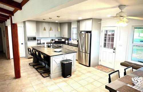 La Grange Other | NYE Winter Ranch Escape, Workers Welcome, sleeps 16, Wifi, fishing, BBQ