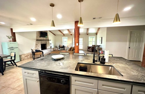 La Grange Other | NYE Winter Ranch Escape, Workers Welcome, sleeps 16, Wifi, fishing, BBQ