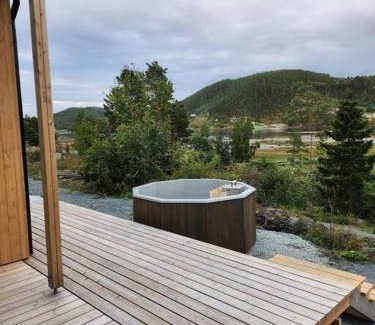 Leksvik House | Nyoppført hytte med badestamp