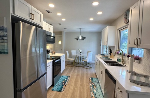 Whitfield House | nYour Perfect Westcoast Vacation Getawayn12 guests, Pool, A beautiful deck!
