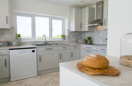 Ty Croes Cottage | Nyth y Gwdihw - a ground floor bedroom that sleeps 5 guests in 3 bedrooms