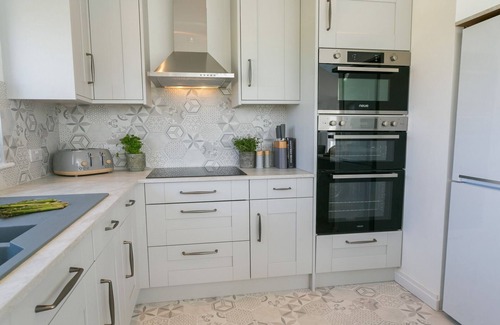 Ty Croes Cottage | Nyth y Gwdihw - a ground floor bedroom that sleeps 5 guests in 3 bedrooms