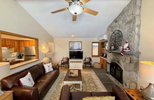 Bretton Woods Villa | O1 Slopeside Bretton Woods cottage with AC large patio and private yard Walk to slopes