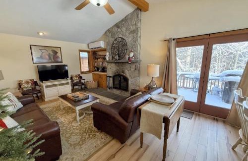 Bretton Woods Villa | O1 Slopeside Bretton Woods cottage with AC large patio and private yard Walk to slopes