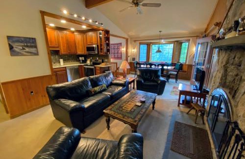 Bretton Woods House | O9 NEW Renovated Bretton Woods slopeside condo with 2 living rooms foosball air hockey