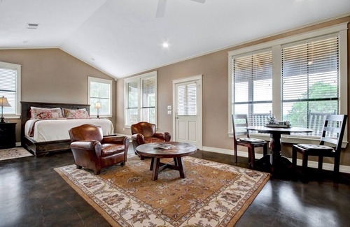 Comfort Cabin | Oak Cabin at RRR - A Birdy Vacation Rental