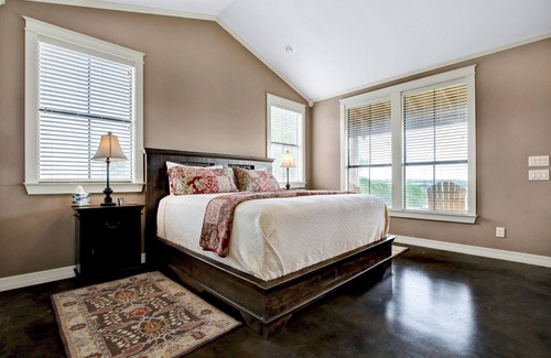 Comfort Cabin | Oak Cabin at RRR - A Birdy Vacation Rental