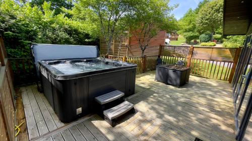 Liverton Villa | Oak Cabin with Hot-tub & secluded decking - Finlake Resort & Spa - Devon