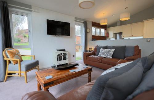 Liverton Villa | Oak Cabin with Hot-tub & secluded decking - Finlake Resort & Spa - Devon