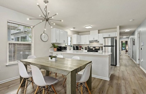Rosewood House | 'Oak Grove Bungalow'- Private Downtown Bungalow