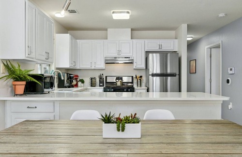 Rosewood House | 'Oak Grove Bungalow'- Private Downtown Bungalow