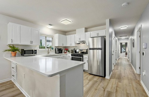 Rosewood House | 'Oak Grove Bungalow'- Private Downtown Bungalow