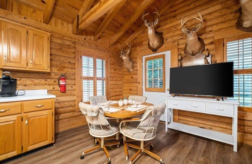 Somerset Cabin | Oak Hill Cabin - cozy cabin, gazebo, and more!