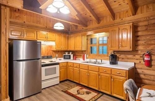 Somerset Cabin | Oak Hill Cabin - cozy cabin, gazebo, and more!