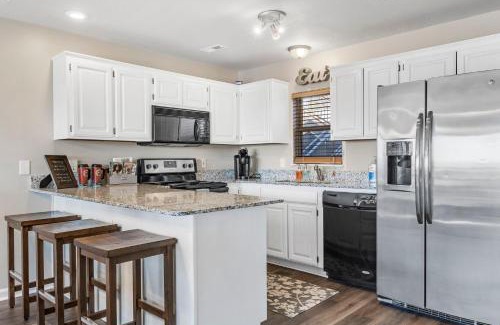 Branson West House | Oak Lane Escape - Branson - Resort Condo on Golf Course with Endless Amenities