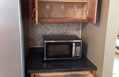 Oak Lawn Condo | Oak Lawn, King bed, 3 bedrm, 2 bath, big Condo w Garage Parking, Great Location.
