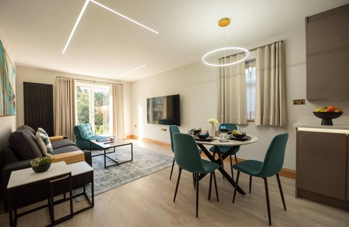 Reading Apartment | Oak Lodge - Deluxe 2-Bed, 2-Bath with Garden View