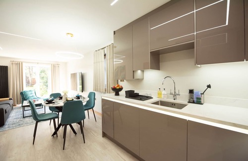 Reading Apartment | Oak Lodge - Deluxe 2-Bed, 2-Bath with Garden View