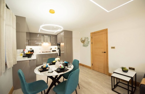 Reading Apartment | Oak Lodge - Deluxe 2-Bed, 2-Bath with Garden View