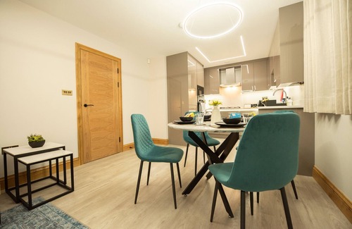 Reading Apartment | Oak Lodge - Deluxe 2-Bed, 2-Bath with Parking
