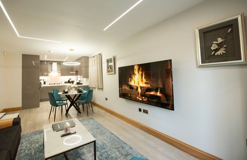 Reading Apartment | Oak Lodge - Deluxe 2-Bed, 2-Bath with Parking