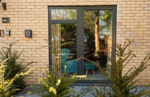 Reading Apartment | Oak Lodge - Deluxe 2-Bed, 2-Bath with Parking