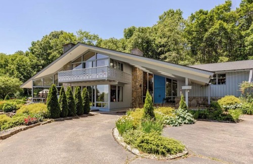 Torrington House | Oak Manor, a luxurious property on 6,6 acres.