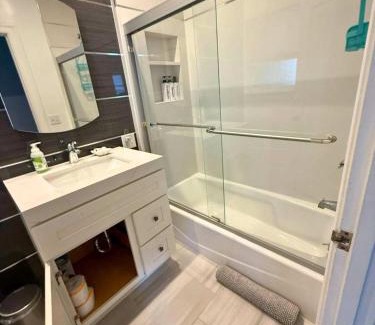 Oakland Ave - Harrison St Apartment | Oak Manor - Chic & Stylish 2BR Apartment Retreat