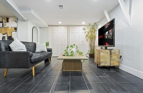 Oak Park House | Oak Park 5bd 2bth sleeps 11 with 3 private parking