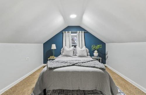 Oak Park House | Oak Park 5bd 2bth sleeps 11 with 3 private parking