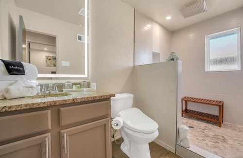 Lawton Apartment | Oak's Beautiful Contemporary Suite #13