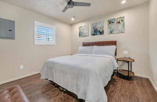 Lawton Apartment | Oak's Beautiful Contemporary Suite #13