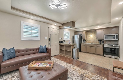 Lawton Apartment | Oak's Beautiful Contemporary Suite #16