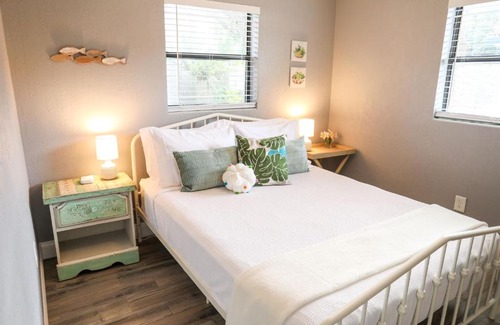 Clearwater House | Oak Terrace - Coastal House, BBQ Grill, Ballpark