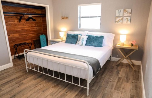 Clearwater House | Oak Terrace - Coastal House, BBQ Grill, Ballpark