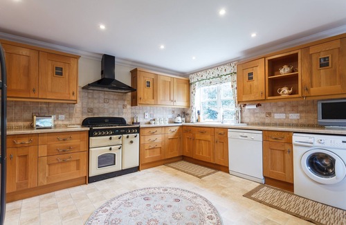 New Forest District House | Oak Tree Cottage, Charming & Rural Home, Heart of the New Forest